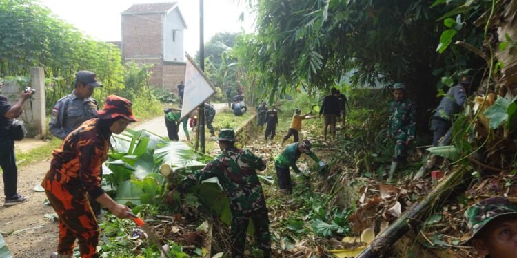 Kodim 0736/Batang Gelar Karya Bhakti Teritorial Prima Bersihkan Pesantren dan Saluran Air
