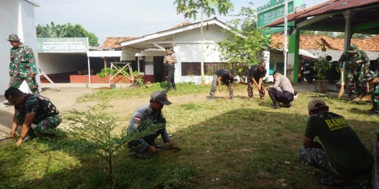 Kodim 0736/Batang Gelar Karya Bhakti Teritorial Prima Bersihkan Pesantren dan Saluran Air