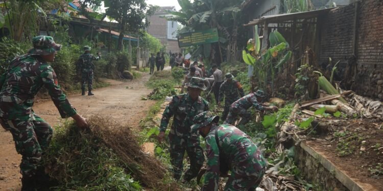 Kodim 0736/Batang Gelar Karya Bhakti Teritorial Prima Bersihkan Pesantren dan Saluran Air