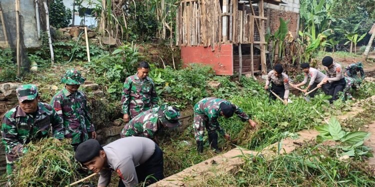 Rayakan HUT TNI, Kodim Batang Bersihkan Selokan Desa Cepokokuning