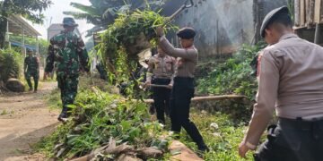 Rayakan HUT TNI, Kodim Batang Bersihkan Selokan Desa Cepokokuning