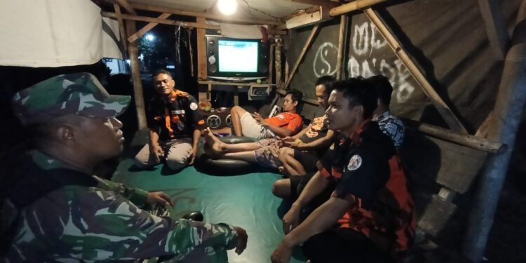 Tingkatkan Siskamling, Danramil didampingi Babinsa dan Ormas Kontrol Ronda Malam di Desa Wuni Subah