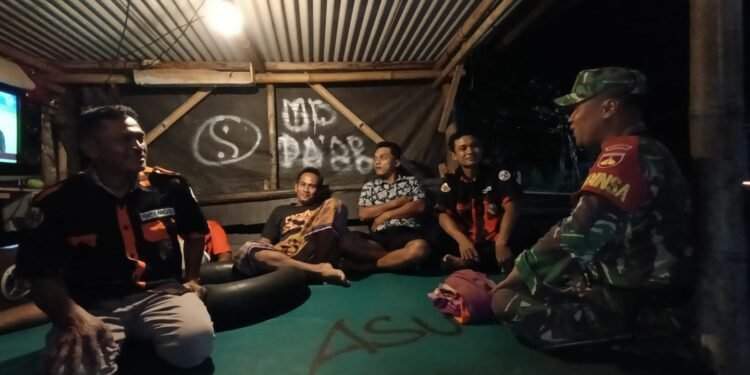 Tingkatkan Siskamling, Danramil didampingi Babinsa dan Ormas Kontrol Ronda Malam di Desa Wuni Subah