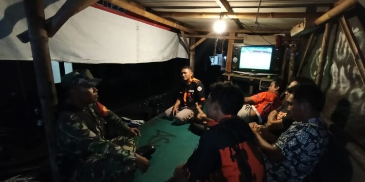 Tingkatkan Siskamling, Danramil didampingi Babinsa dan Ormas Kontrol Ronda Malam di Desa Wuni Subah