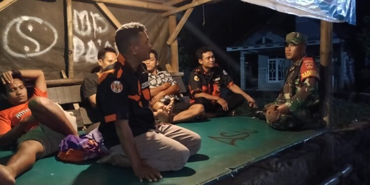 Tingkatkan Siskamling, Danramil didampingi Babinsa dan Ormas Kontrol Ronda Malam di Desa Wuni Subah