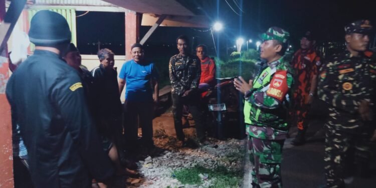 Koramil 03/Gringsing Bersama Ormas dan Linmas Gelar Patroli Siskampling