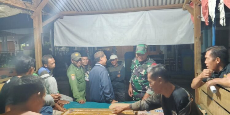 Minimalisir Tindak Kejahatan Babinsa Ajak Warga Giatkan Kembali Siskamling