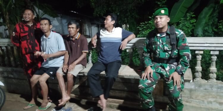 Penguatan Binter, Koramil 12/Tulis Kembali Gelar Patroli Siskamling di Desa Kedungsegog