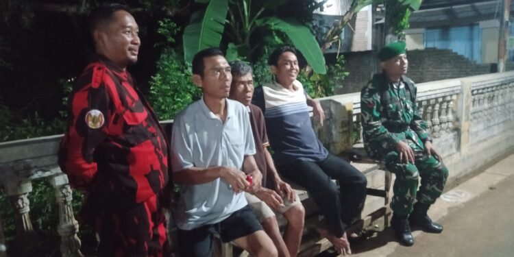 Penguatan Binter, Koramil 12/Tulis Kembali Gelar Patroli Siskamling di Desa Kedungsegog