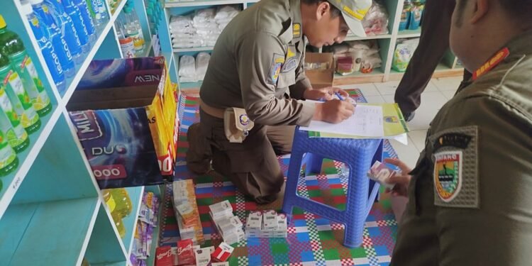 Satpol PP Batang Sita 3.100 Rokok Ilegal di Kecamatan Bandar