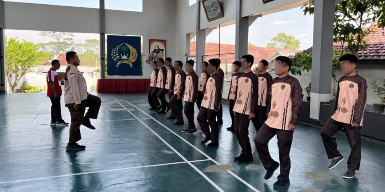 Tanamkan Kedisiplinan, Warga Binaan Berlatih Kepramukaan