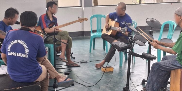 Asah Bakat Bermusik, Warga Binaan Manfaatkan Media Lapangkustik