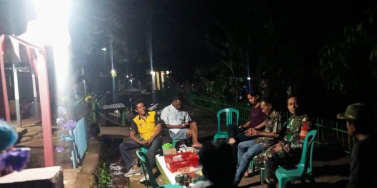 Serma zaenal Sambangi Pos Kamling Desa Tambak Boyo, Waspada Cuaca Extrem