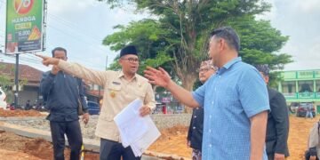 Sidak Pembangunan Alun-Alun Bandar, Bupati Batang Tekankan Kualitas Material dan Kebersihan Area