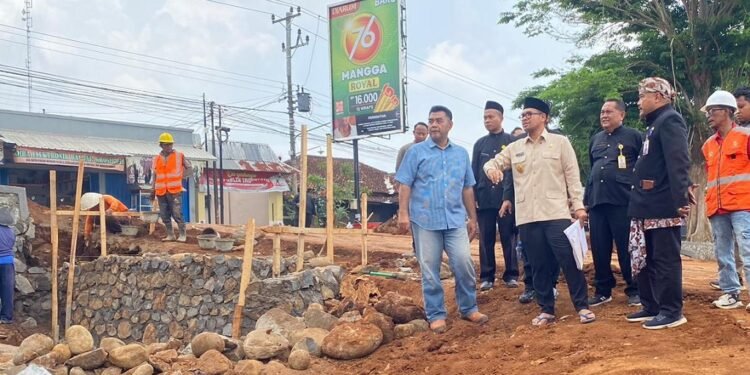 Sidak Pembangunan Alun-Alun Bandar, Bupati Batang Tekankan Kualitas Material dan Kebersihan Area