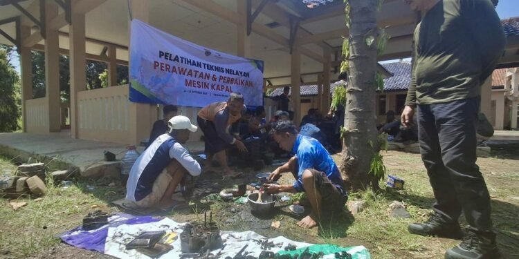 Perawatan Mandiri, DKP dan PLTU Batang Latih Nelayan Perbaiki Mesin Kapal