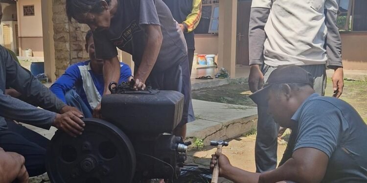 Perawatan Mandiri, DKP dan PLTU Batang Latih Nelayan Perbaiki Mesin Kapal