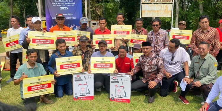 Bupati Batang Serahkan 256 Alsintan Kepada Gapoktan dan Poktan