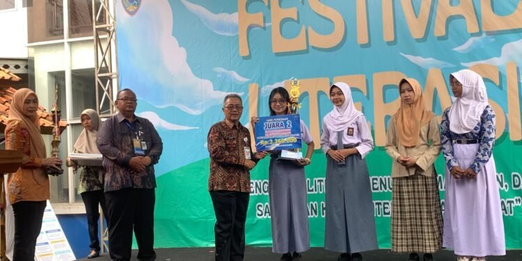 Pelajar SMANDA Juarai Lomba Resensi Buku Disperpuska Batang