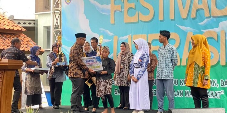 Bupati Batang Ajak Warga Jadikan Membaca Sebagai Gaya Hidup