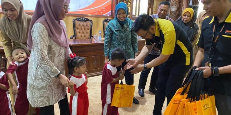 MR. DIY Serahkan Bantuan CSR 300 Paket ke PAUD di Batang
