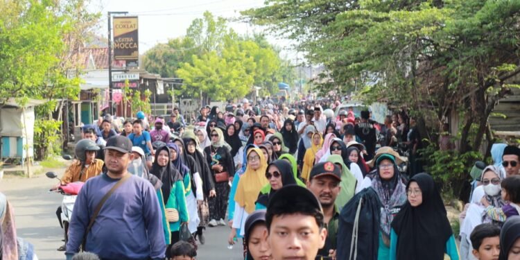 Hari Santri, MWC NU Batang Jalan Sehat Sarungan