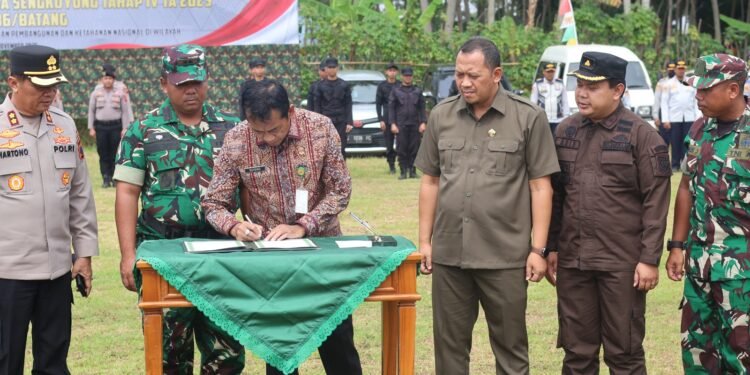 Dandim 0736/Batang Resmi Tutup TMMD Sengkuyung Tahap IV Wringingintung