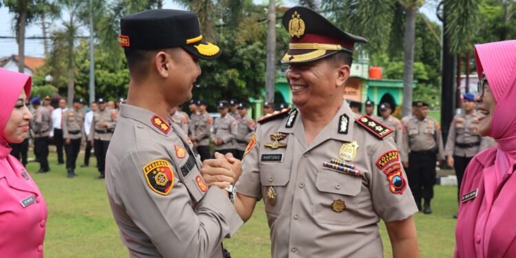 Dua Anggota Polres Batang Terima Kenaikan Pangkat Pengabdian, Kapolres: Bentuk Apresiasi Negara