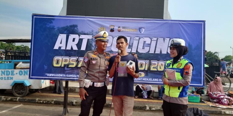 Art Policing Warnai Car Free Day Batang, Polisi Edukasi Warga Soal Ops Zebra Candi 2025