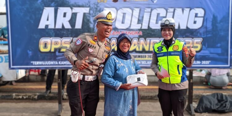 Art Policing Warnai Car Free Day Batang, Polisi Edukasi Warga Soal Ops Zebra Candi 2025