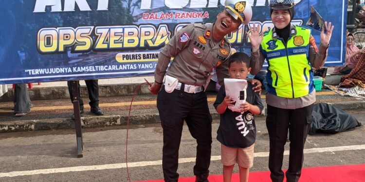 Art Policing Warnai Car Free Day Batang, Polisi Edukasi Warga Soal Ops Zebra Candi 2025