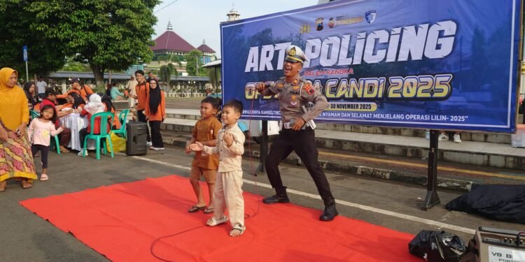 Art Policing Warnai Car Free Day Batang, Polisi Edukasi Warga Soal Ops Zebra Candi 2025