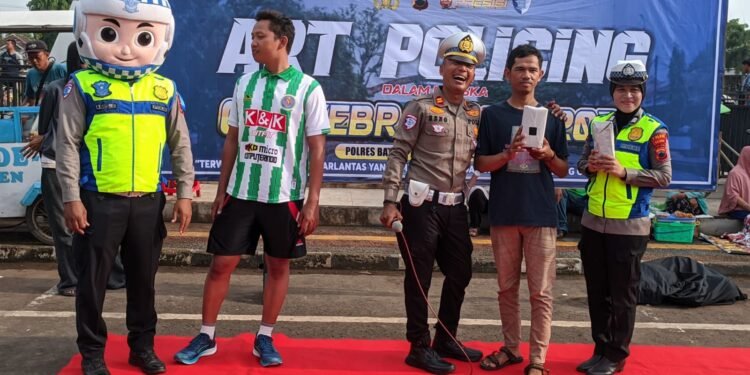 Art Policing Warnai Car Free Day Batang, Polisi Edukasi Warga Soal Ops Zebra Candi 2025