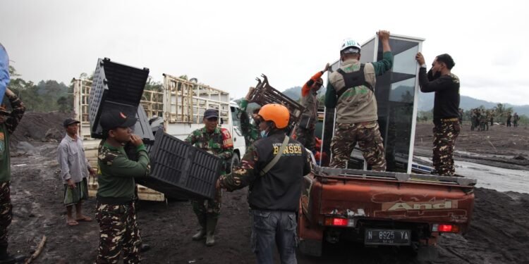 TNI Perkuat Respons Penanggulangan Bencana, Pastikan Penanganan Dampak Erupsi Semeru Berjalan Cepat dan Terkoordinasi