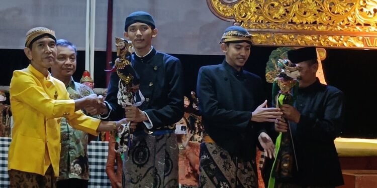 Hari Wayang, Dalang Muda Pentaskan Wayang Golek Walisongo