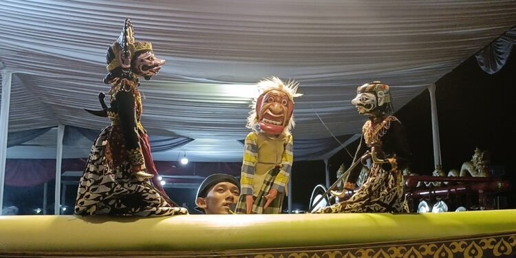 Hari Wayang, Dalang Muda Pentaskan Wayang Golek Walisongo