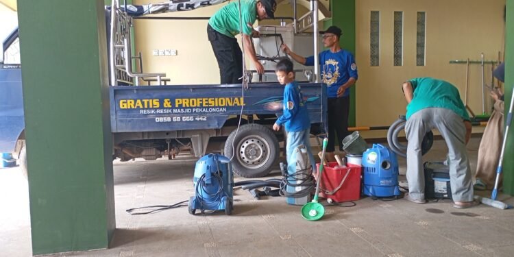 Kebersamaan YBPI, RRM, dan Danramil Wonotunggal Gelar Bakti Sosial di Masjid Baiturrahim