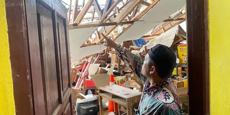 Hujan Lebat Robohkan Gudang SDN Proyonanggan 3, BPBD Gerak Cepat Lakukan Penanganan