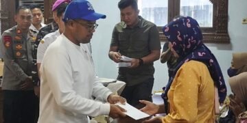 KM Rizki Minatika Hilang, Bupati Batang Serahkan Santunan untuk 14 Keluarga ABK