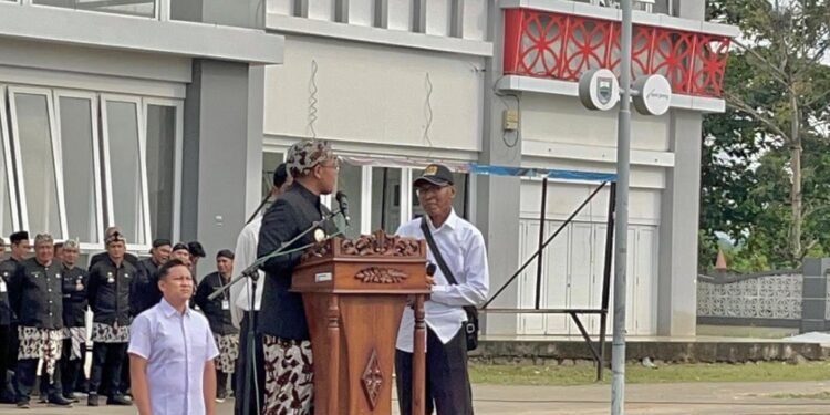 Lebih 30 Tahun Mengabdi, Pegawai Diberikan Hadiah Bupati Batang Untuk Umroh