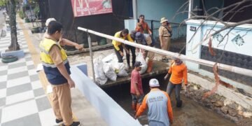 88 Petugas Dikerahkan Normalisasi Saluran Jl Ahmad Yani