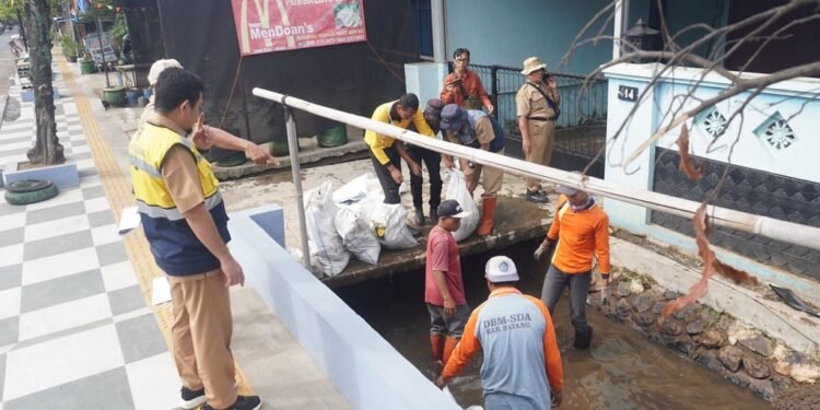88 Petugas Dikerahkan Normalisasi Saluran Jl Ahmad Yani