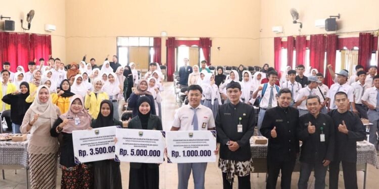Pemkab Batang Salurkan 155 Beasiswa, Tegaskan Komitmen Tingkatkan Kualitas SDM
