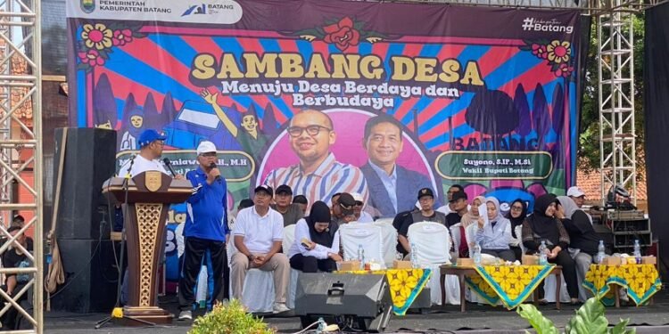 Bupati Batang Janjikan Perbaikan Jalan dan Drainase di Desa Pesaren Warungasem