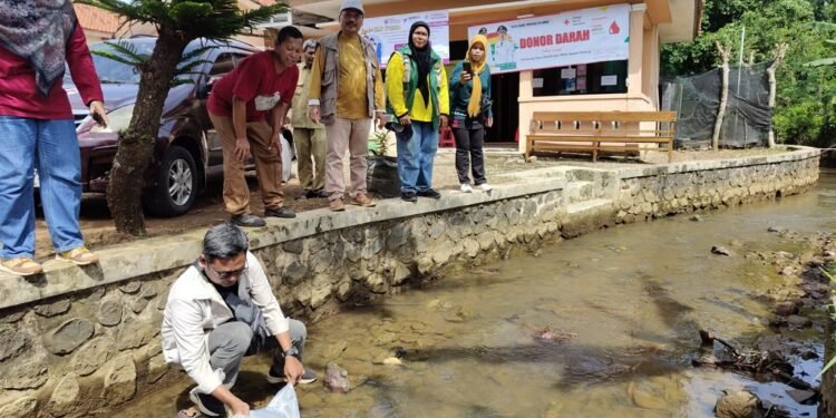 DKP Bersama Pegiat Literasi Lepaskan 1.000 Benih Ikan ke Perairan Batang