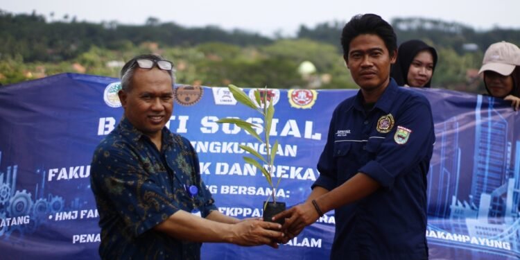 Antisipasi Longsor, UNISS Tanam Pohon Konservasi Lereng Bukit