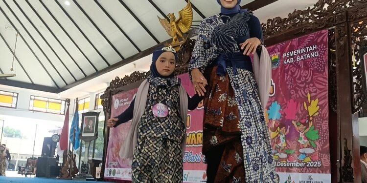 Fasyen Show Batik, IWAPI Dekatkan Emosional Ibu Anak