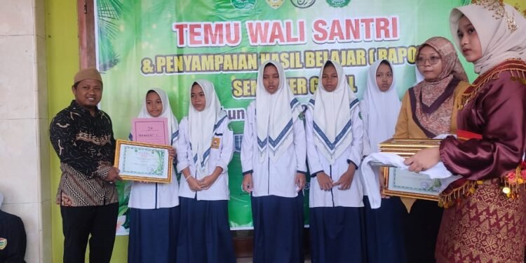 Tak Sekadar Angka, Terima Rapor Santri Diwejangi Pengasuh