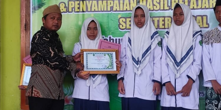 Tak Sekadar Angka, Terima Rapor Santri Diwejangi Pengasuh