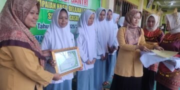 Tak Sekadar Angka, Terima Rapor Santri Diwejangi Pengasuh